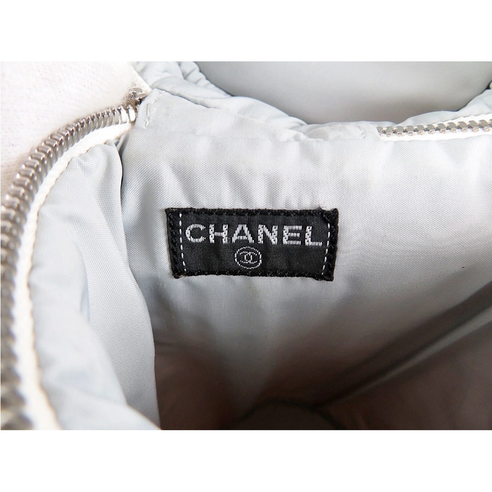 CHANEL White Quilted Bottle Carrier - Picture 15 of 16